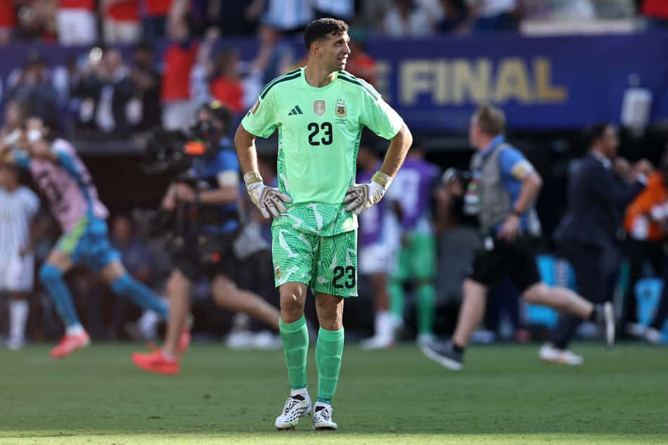 Emiliano Martínez, da Argentina, reage após a derrota por 0 a 1 na final da Copa do Mundo da FIFA 2026 entre Espanha e Argentina.