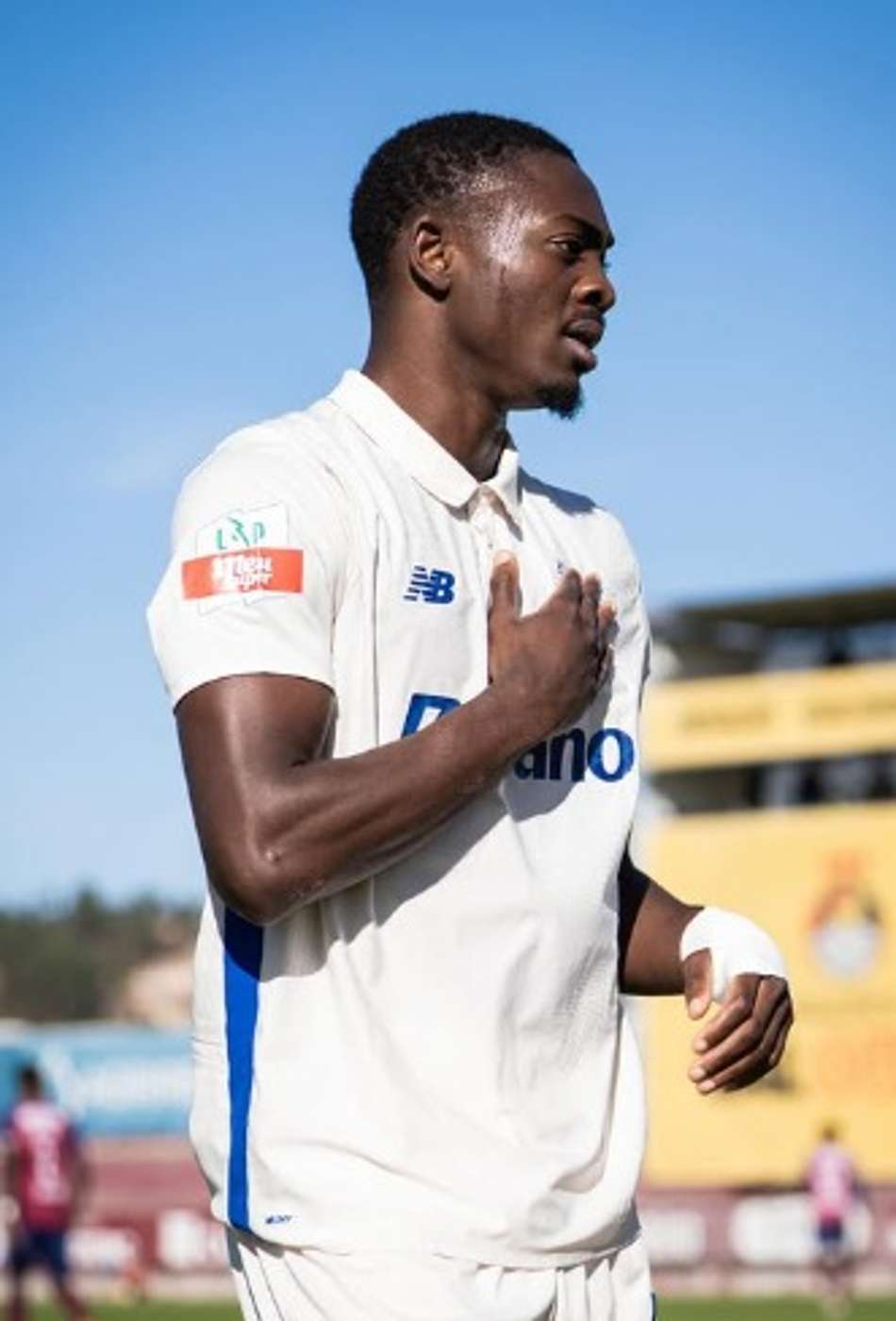 Volante Domingos Andrade deve vestir a camisa do Botafogo