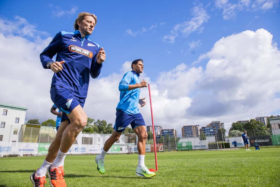 Douglas Santos na pré temporada com o Zenit após representar o Brasil na Copa do Mundo