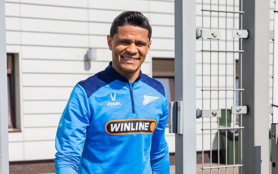 Douglas Santos na pré temporada com o Zenit após representar o Brasil na Copa do Mundo