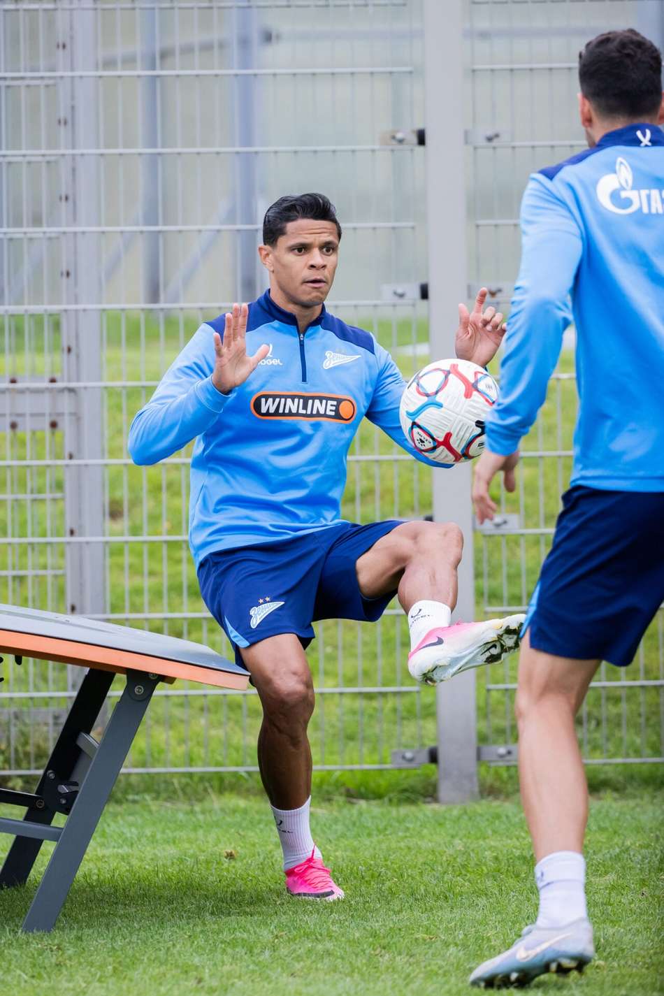 Douglas Santos na pré temporada com o Zenit após representar o Brasil na Copa do Mundo