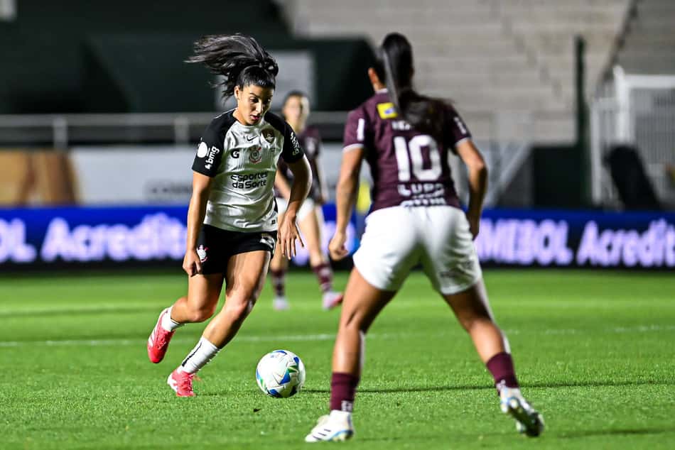 Duda Sampaio conduz bola em Corinthians e Ferroviária pela Libertadores 2025. (Staff Images Woman/CONMEBOL)