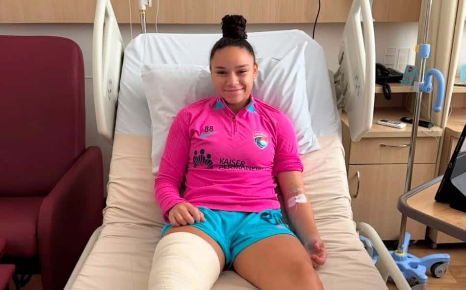 Dudinha passa por cirurgia no joelho em São Paulo e inicia recuperação após lesão