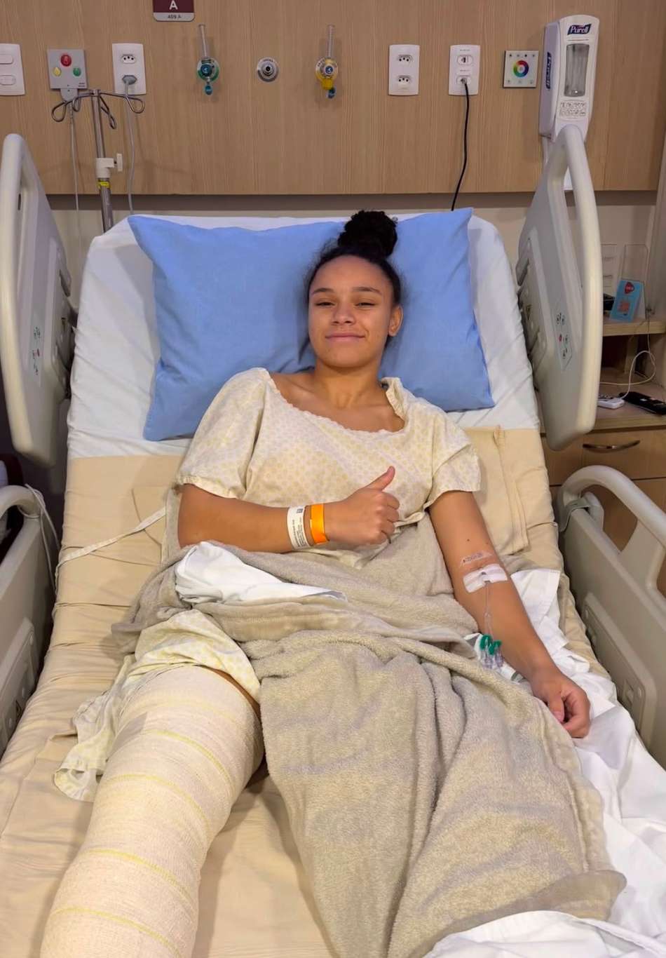 Dudinha no hospital após cirurgia no joelho. (Reprodução/redes sociais)