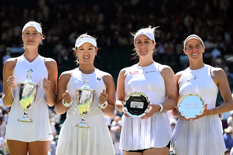 Mladenovic e Guo, com o troféu de campeãs de Wimbledon, ao lado de Dabrowski e Stefani, com os troféus de vice