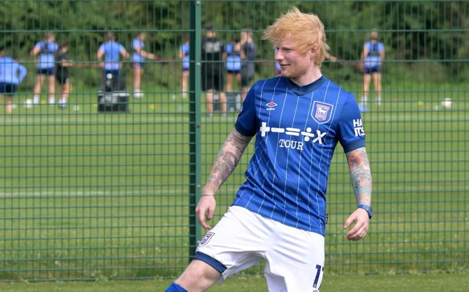 Ed Sheeran canta ao vivo para jogadores da Inglaterra antes de decisão na Copa