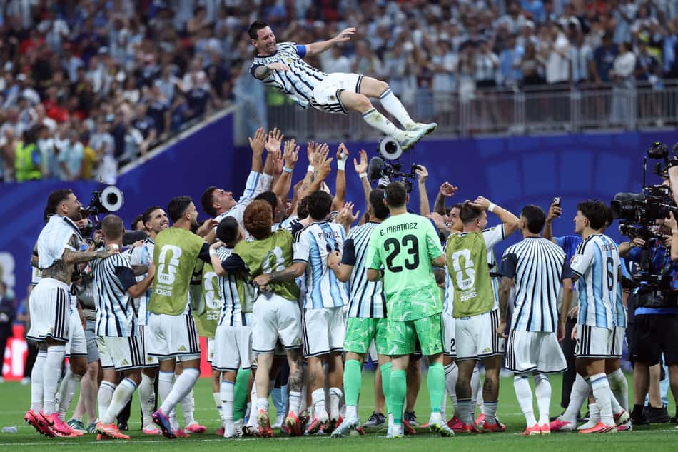 Lionel Messi, camisa 10 da Argentina, comemora com os companheiros após a vitória sobre o Egito pelas oitavas de final da Copa do Mundo de 2026, no Estádio de Atlanta.