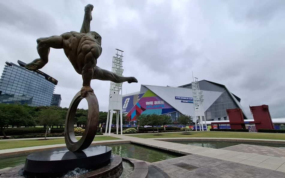 Escultura instalada próxima ao Mercedes Benz Stadium remete aos Jogos Olímpicos de Atlanta-1996