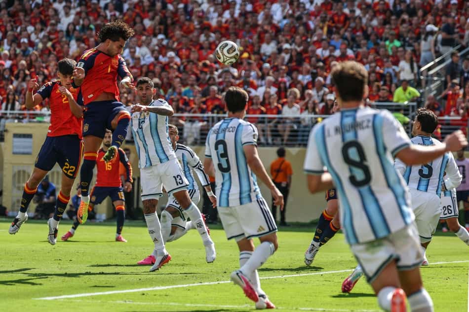 Cabeçada de Ferran Torres na final da Copa do Mundo de 2026 entre a seleção da Espanha e da Argentina (Foto: Odd ANDERSEN / AFP)
