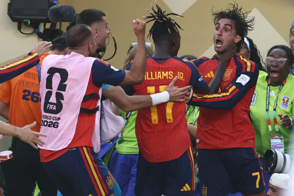 Jogadores da Espanha cercam Ferran Torres durante a comemoração do gol do atacante contra a Argentina