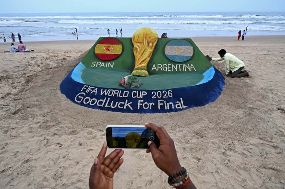 Artista indiano Sudarsan Pattnaik faz escultura da final da Copa do Mundo 2026 entre Espanha e Argentina (Foto: AFP)