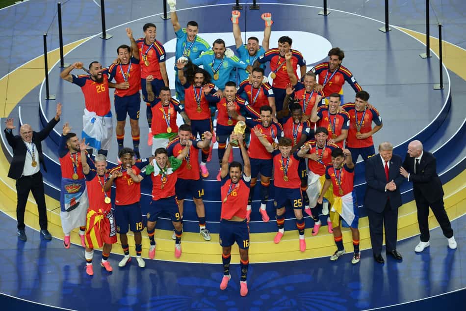Jogadores da seleção espanhola erguem a taça na final da Copa do Mundo, confirmando o quinto acerto consecutivo do EA Sports FC 26 