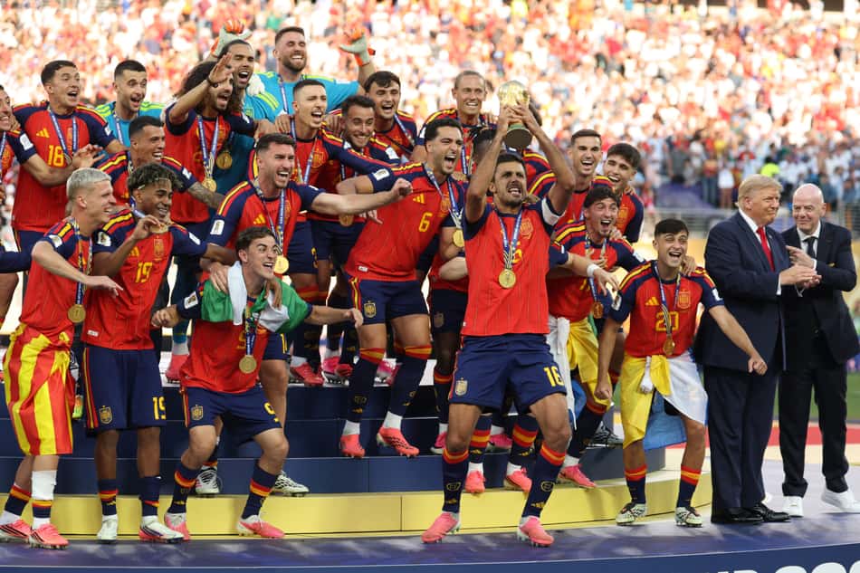 O meio-campista espanhol número 16, Rodri, ergue o troféu com seus companheiros de equipe após a vitória na final da Copa do Mundo de 2026 entre Espanha e Argentina, no Estádio Nova York/Nova Jersey, em East Rutherford, em 19 de julho de 2026