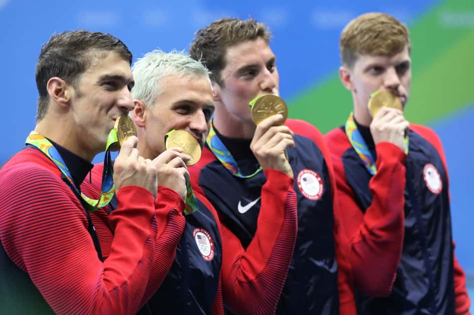 Medalhistas de ouro Townley Haas, Conor Dwyer, Ryan Lochte e Michael Phelps dos Estados Unidos celebram durante a apresentação medalha por 4 x 200m Freestyle final dos Jogos Olímpicos Rio 2016