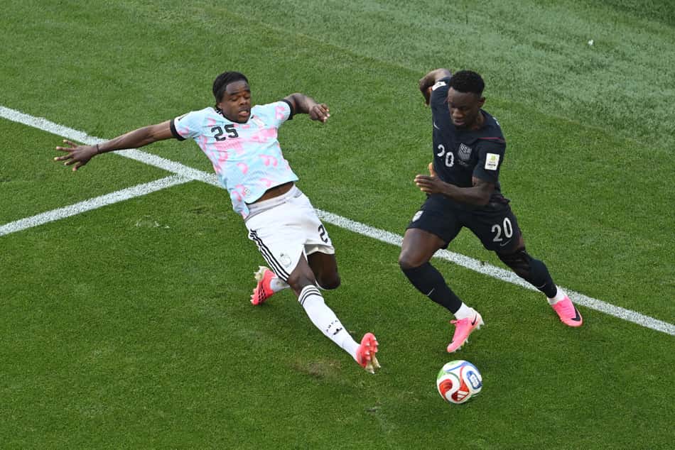 Jogadores de Bélgica x EUA disputam a bola na Copa