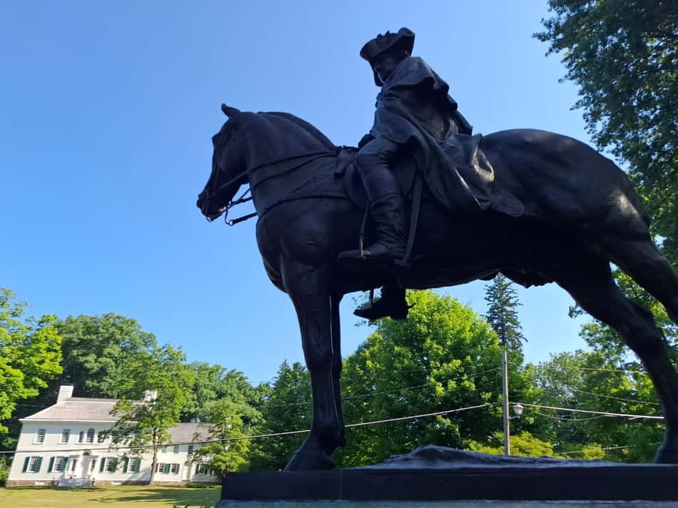 Estátua de George Washington; ao fundo, a Mansão Ford, em Morristown