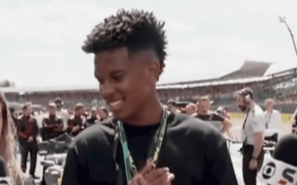 Estêvão ao lado das repórteres da TV Globo no GP da Inglaterra de Fórmula 1