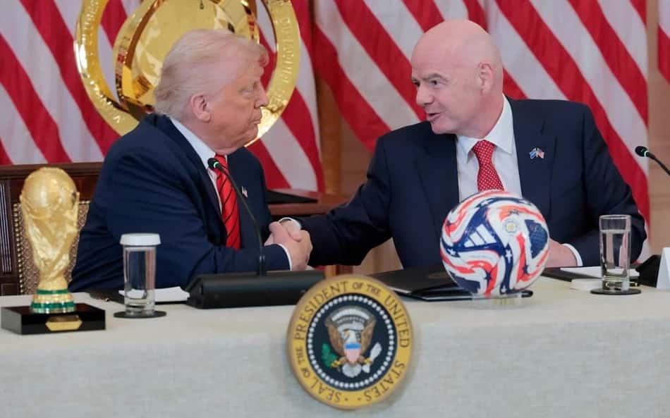 Donald Trump e Gianni Infantino apertam as mãos