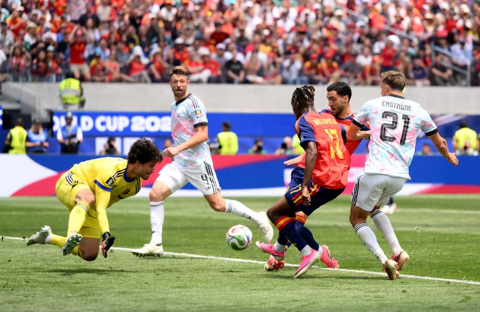 Merino marcou para a Espanha após falha do goleiro Lammens no rebote