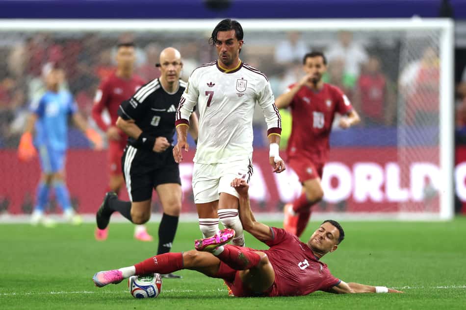  Ferran Torres, nº 7 da Espanha, é desarmado por Diogo Dalot, nº 5 de Portugal, durante a partida das oitavas de final da Copa do Mundo FIFA 2026 entre Portugal e Espanha, no Estádio de Dallas, em 6 de julho de 2026, em Arlington, Texas