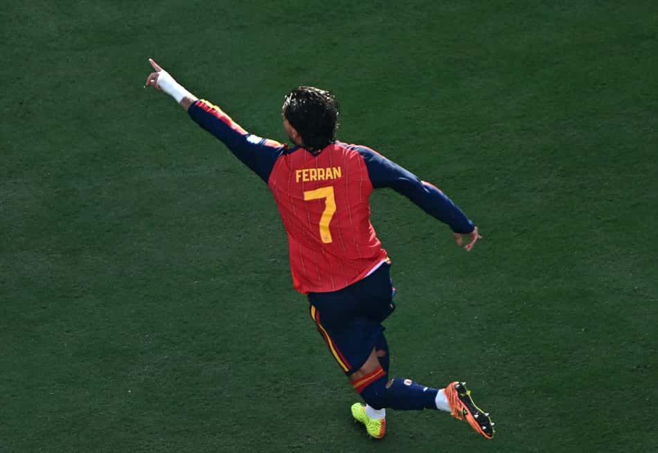 Ferran Torres comemora com dedo erguido
