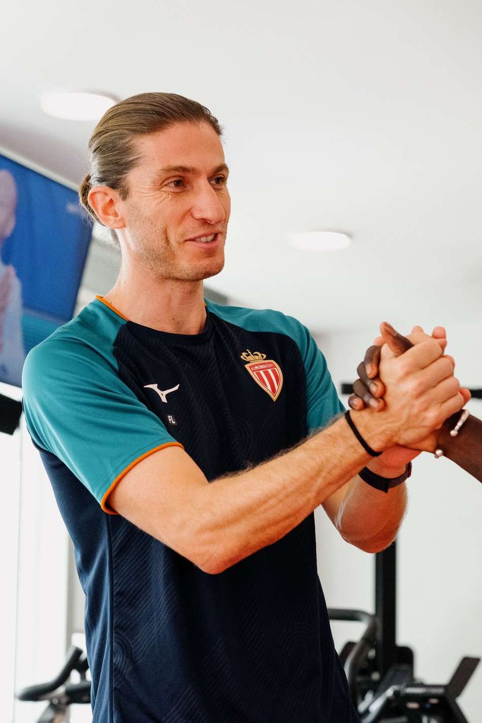 Ex-técnico do Flamengo, Filipe Luís com a camisa do Monaco apertando uma mão durante CT