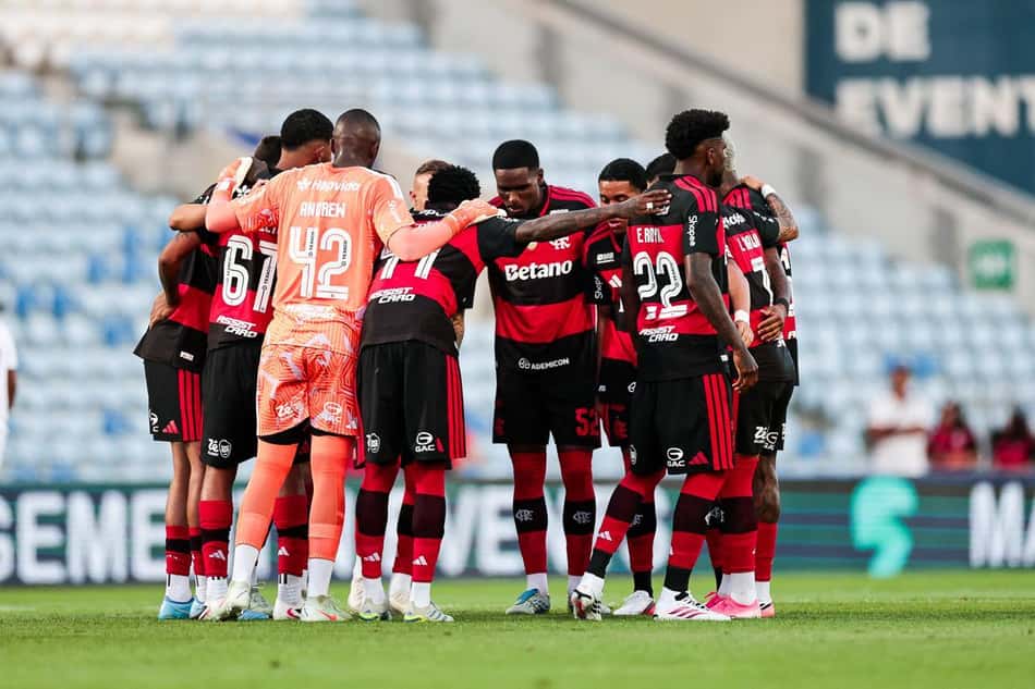 Andrew e outros jogadores do Flamengo em amistoso