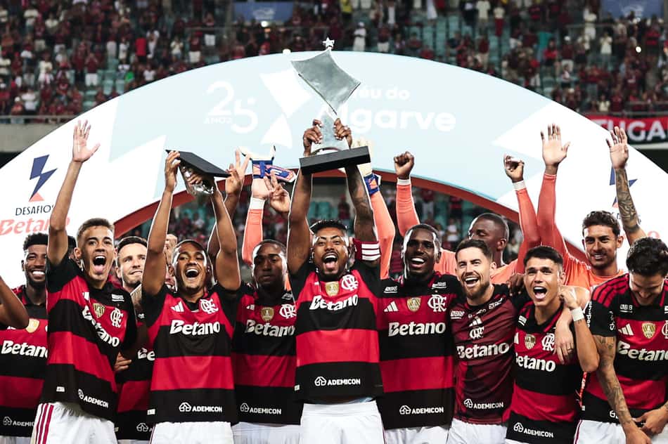 Jogadores do Flamengo com o troféu do Algarve após vitória sobre o Benfica