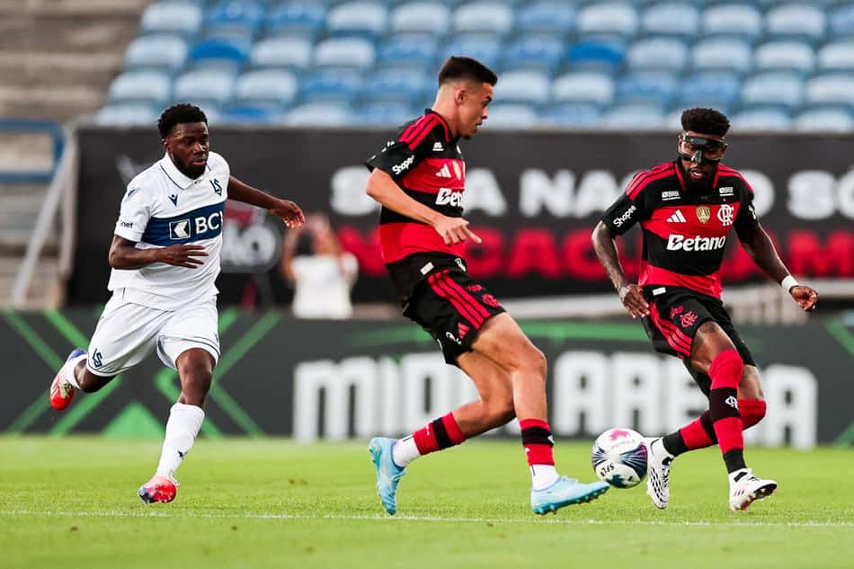 Johnny e Emerson Royal em ação no amistoso do Flamengo contra Lausanne-Sport