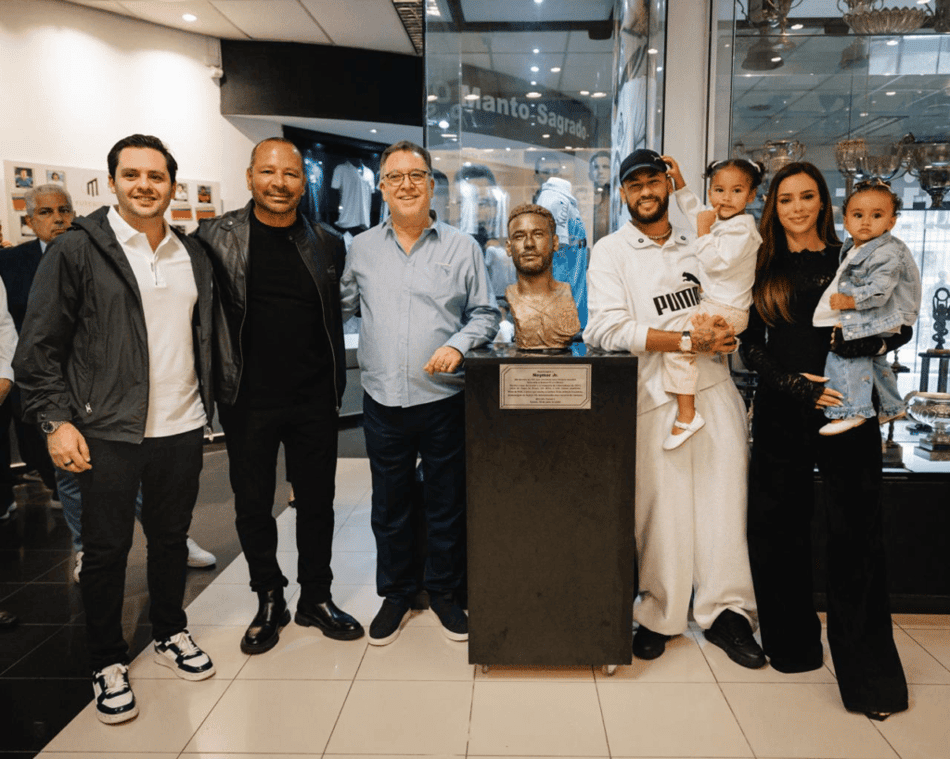 Neymar ao lado de sua família e do presidente Marcelo Teixeira e seu filho Marcelinho. (Foto: Raul Baretta/ Santos FC)