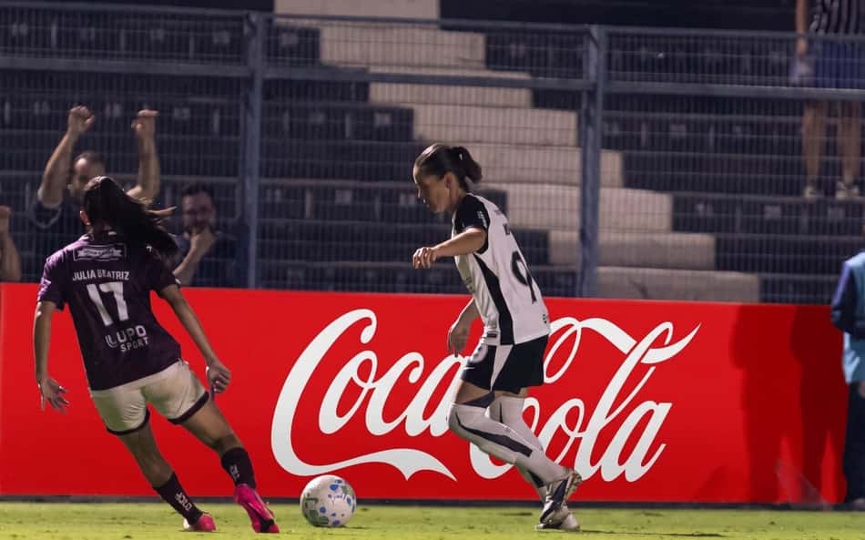 Julia Beatriz, da Ferroviária, disputa bola com jogadora do Corinthians