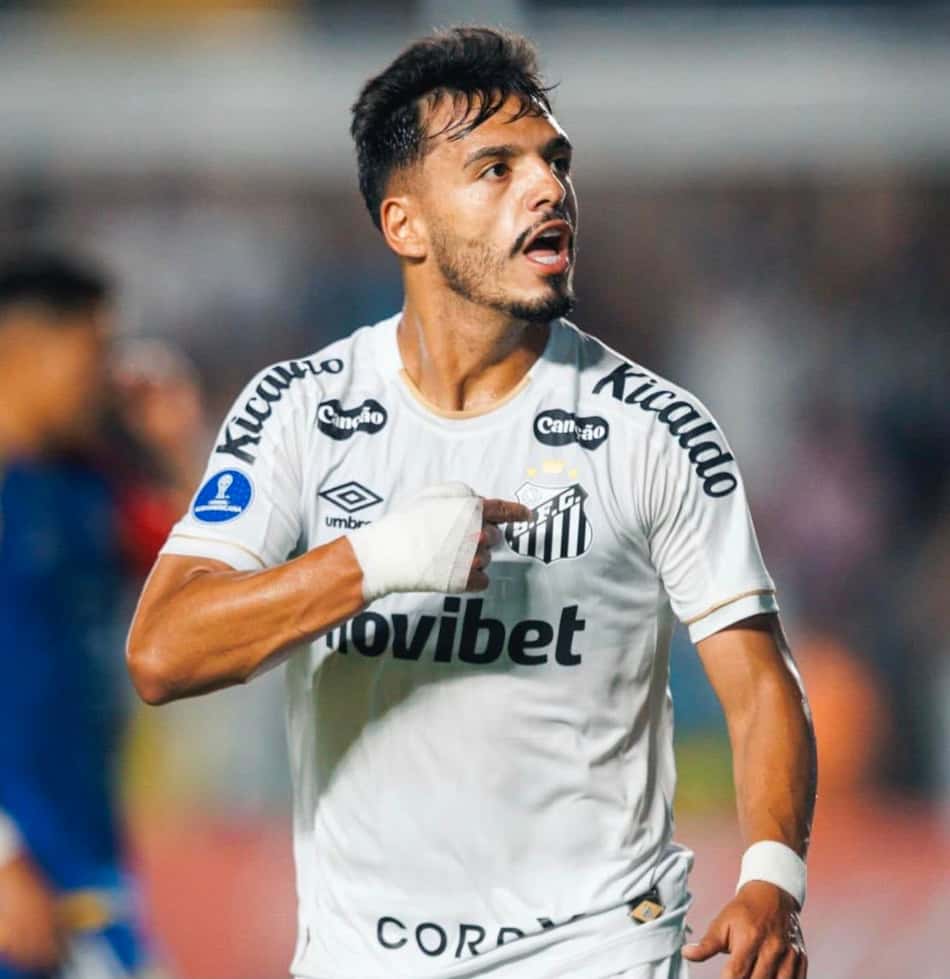 Gabriel Menino marcou um dos gols da vitória santista na Sul-Americana. (Foto: Raul Baretta/ Santos FC)