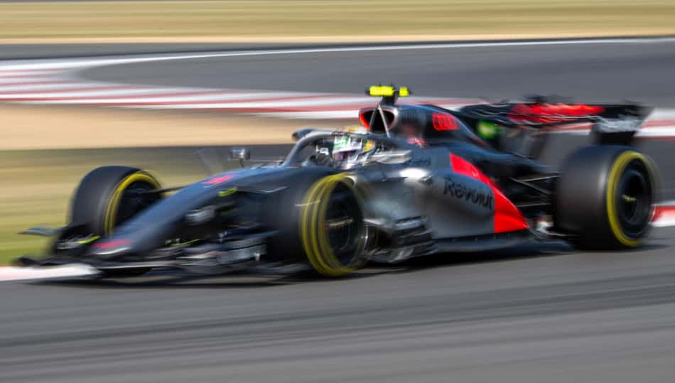 Gabriel Bortoleto caminha nos boxes do GP da Inglaterra de F1