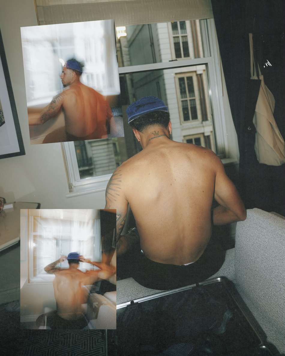 Sem camisa e de costas, Gabriel aparece em montagem com calça preta e boné azul para trás e deixa tatuagens à mostra