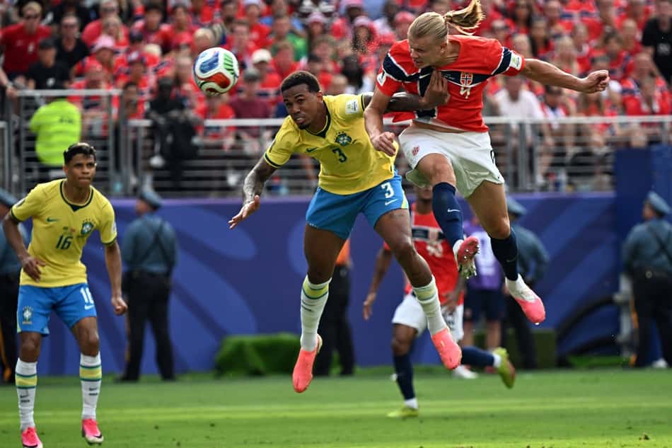Haaland ganha de Gabriel Magalhães e marca para a Noruega contra o Brasil pela Copa do Mundo de 2026 (Foto: Jewel SAMAD / AFP)