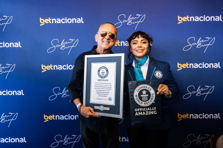 Galvão Bueno posa com o certificado do Guinness World Records pelo recorde de partidas narradas em Copas do Mundo