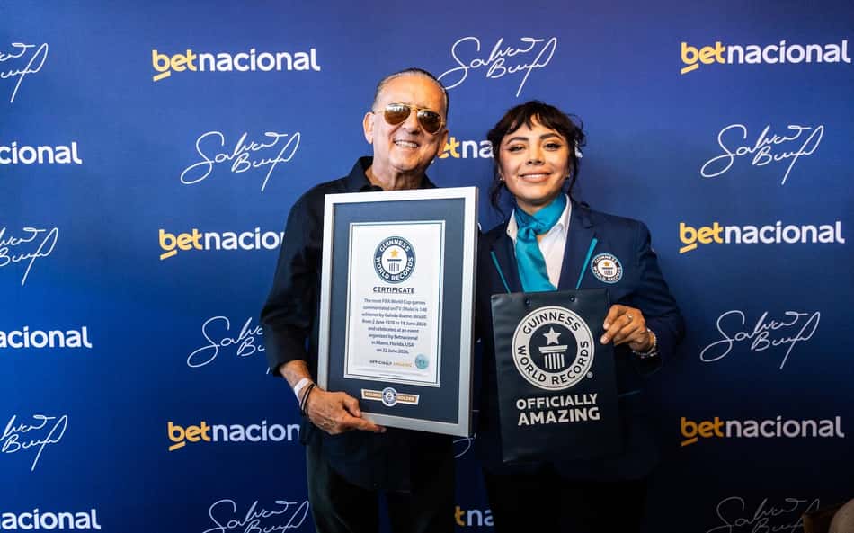 Galvão Bueno posa com o certificado do Guinness World Records pelo recorde de partidas narradas em Copas do Mundo