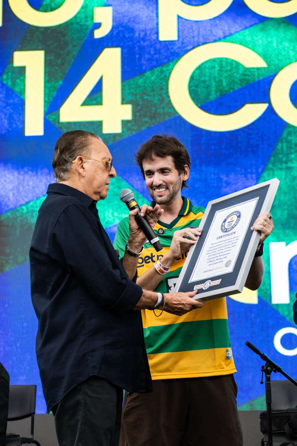 Galvão Bueno recebe certificado do Guinness World Records pelo recorde de partidas narradas em Copas do Mundo durante evento