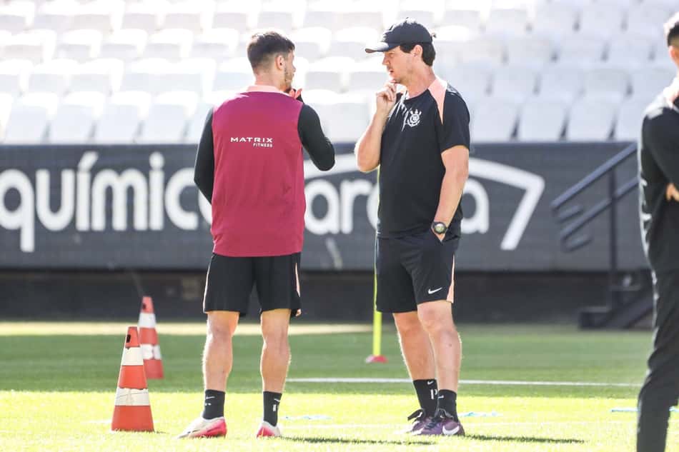 Garro conversa com Fernando Diniz durante treinamento do Corinthians