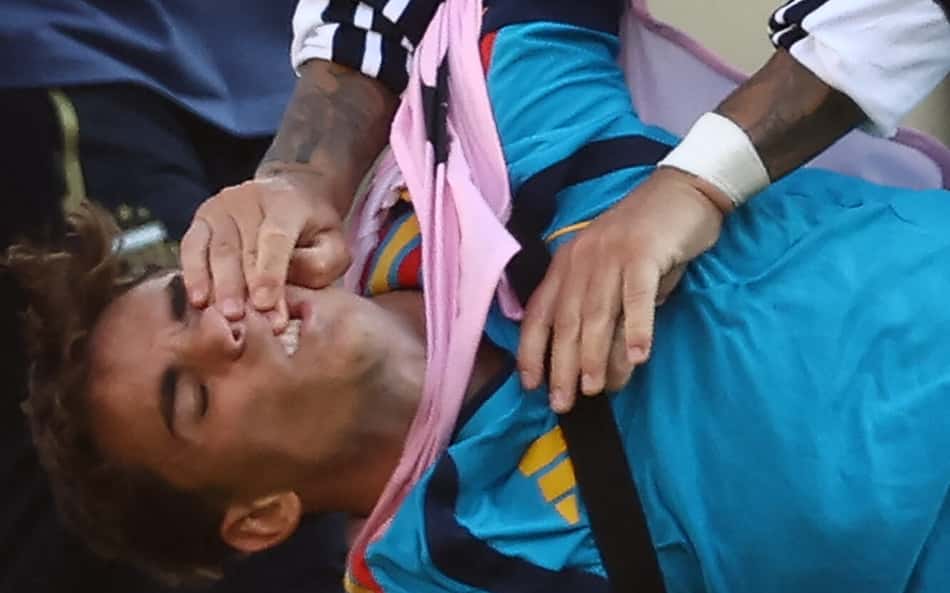 Gavi tomando um soco na cara de Paredes na final da Copa