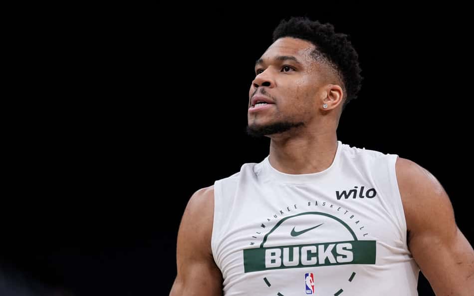 Longe da NBA, Giannis Antetokounmpo em treino pelo Milwaukee Bucks (Foto: John Fisher/Getty Images/AFP)
