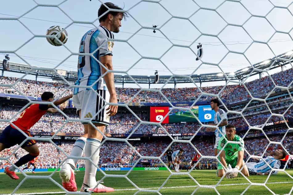 O goleiro argentino Emiliano Martínez sofre um gol marcado pelo atacante espanhol Ferran Torres durante a partida final da Copa do Mundo de 2026 entre Espanha e Argentina.