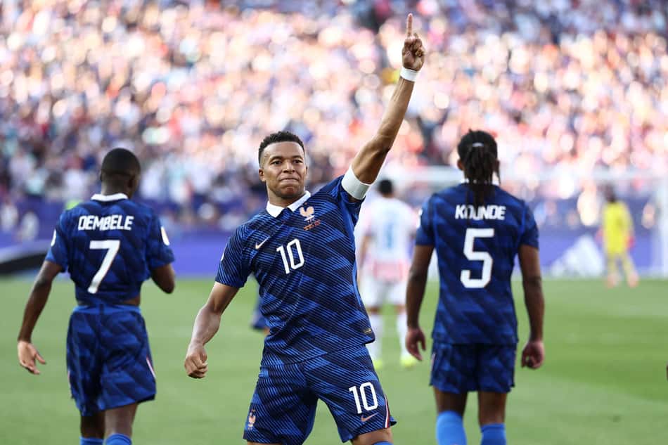 O atacante francês número 10, Kylian Mbappé, comemora o primeiro gol de sua equipe durante a partida das oitavas de final da Copa do Mundo de 2026 entre Paraguai e França, no Estádio da Filadélfia