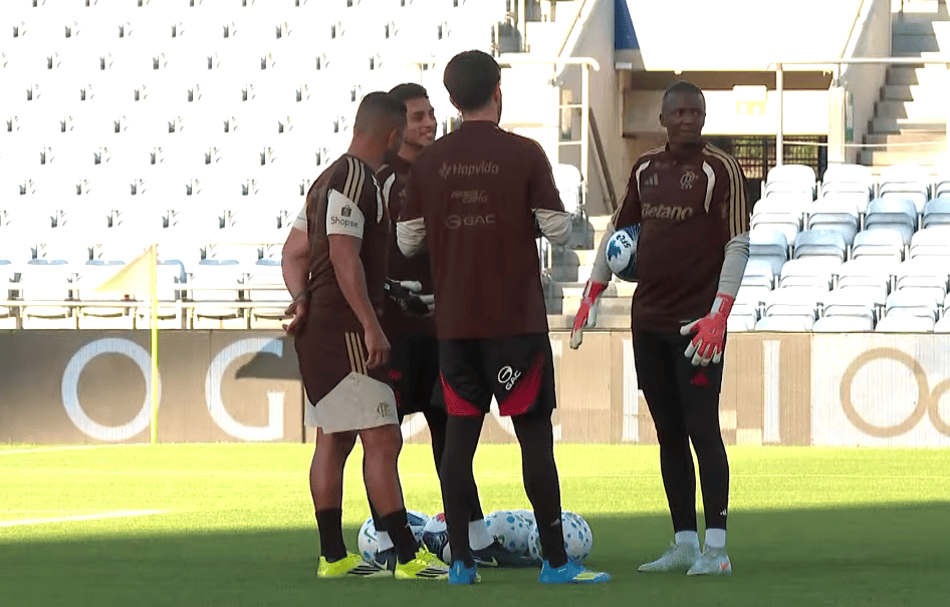 Goleiros do Flamengo em campo no aquecimento