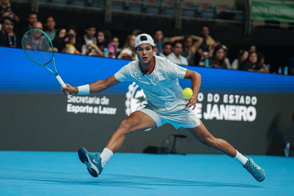 Guto Miguel olha para a bola, prestes a realizar um forehand na final do UTS Rio, contra Brandon Nakashima