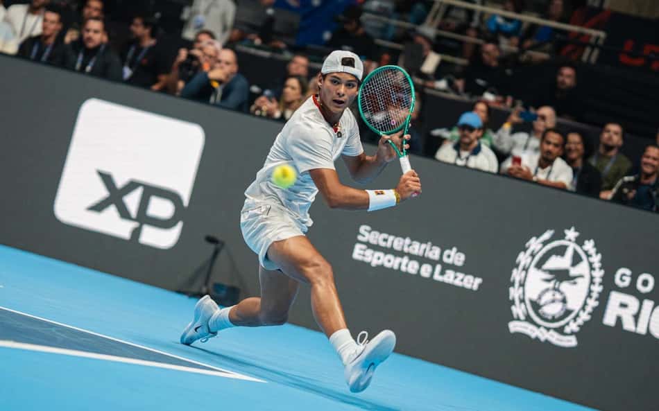 Guto Miguel olha para a bola, prestes a bater um backhand em jogo do UTS RIO