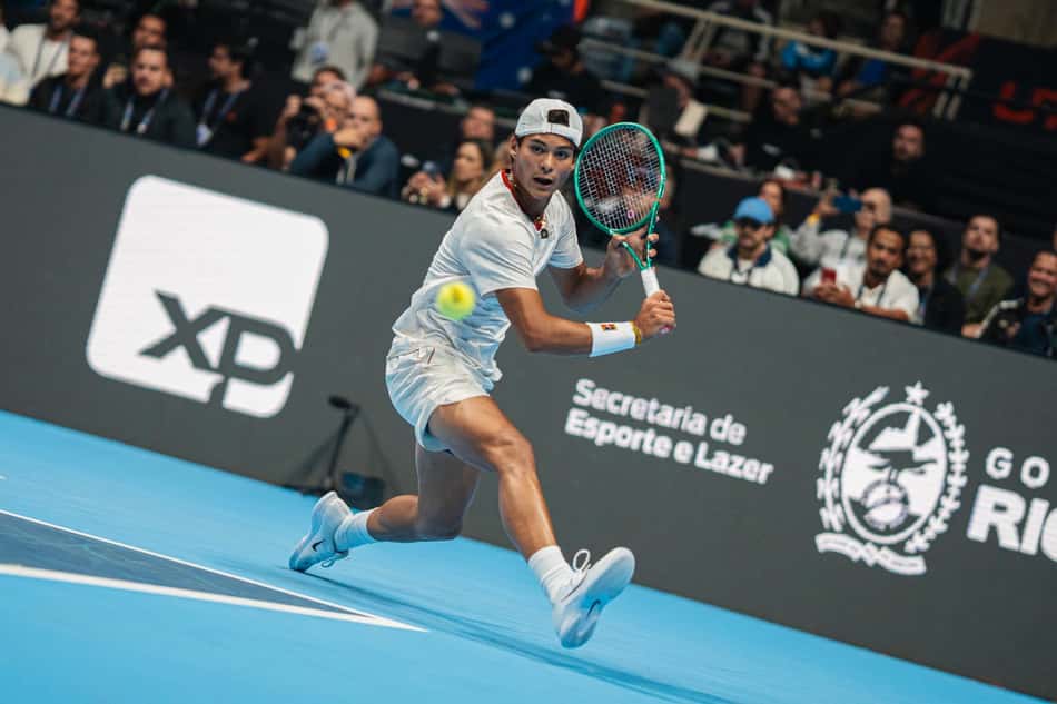 Guto Miguel olha para a bola, prestes a bater um backhand em jogo do UTS RIO