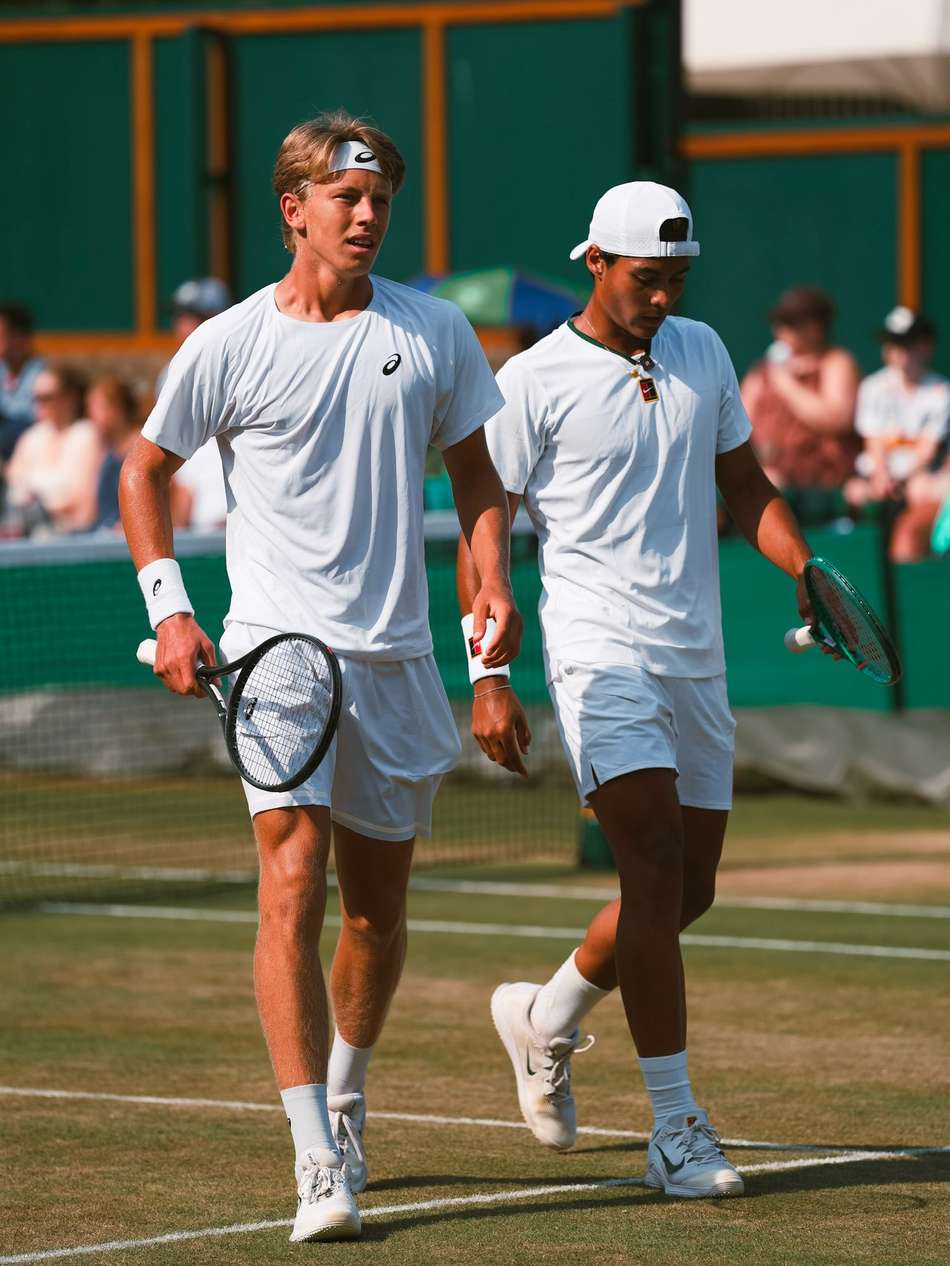 Ziga Sesko e Guto Miguel caminham lado a lado em jogo de Wimbledon