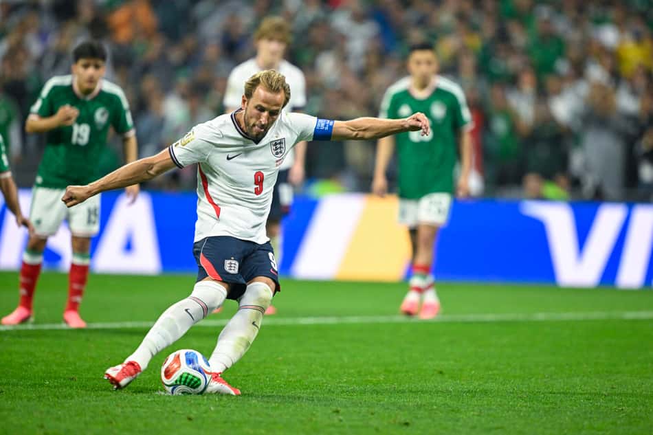 Harry Kane cobra pênalti no jogo da Inglaterra contra o México pela Copa do Mundo de 2026