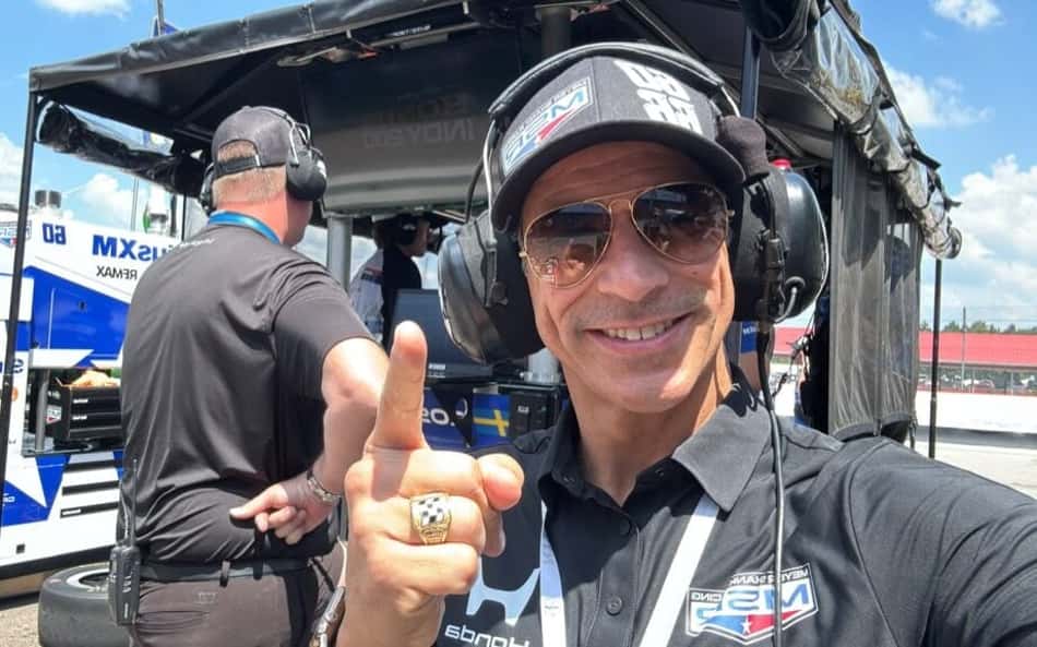 Selfie de Helio Castroneves no pit de Mid-Ohio em treino